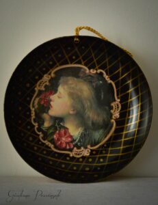 Padella recuperata e decorata a mano con ritratto di giovane donna