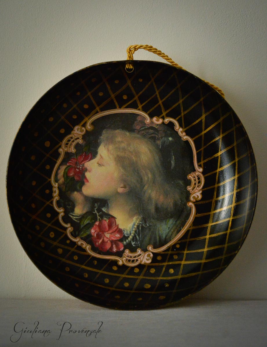 Padella recuperata e decorata a mano con ritratto di giovane donna