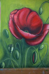 Un grande papavero rosso vibrante circondato da boccioli verdi su uno sfondo sfumato. La composizione verticale mette in risalto i petali vellutati e la trama della tela.