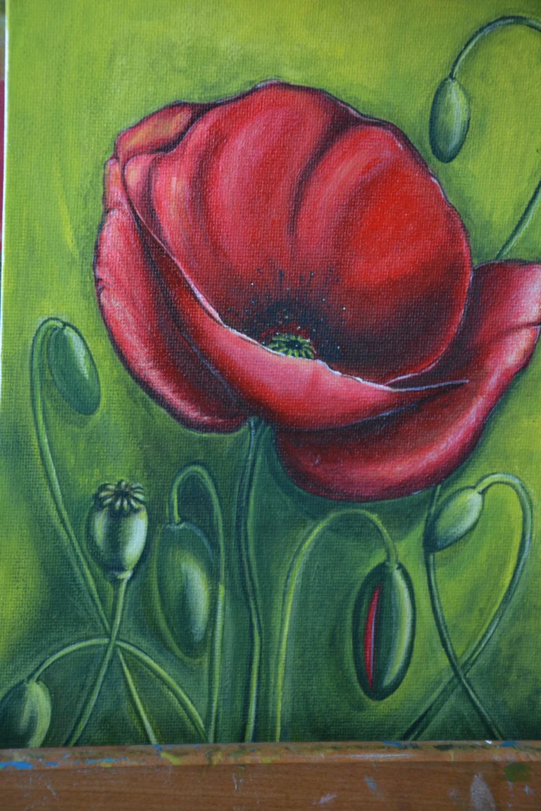 Un grande papavero rosso vibrante circondato da boccioli verdi su uno sfondo sfumato. La composizione verticale mette in risalto i petali vellutati e la trama della tela.