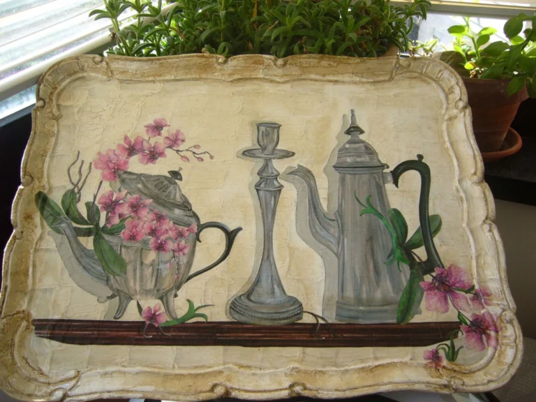 Vassoio trompe-l'œil con caffettiera, teiera e candelabro