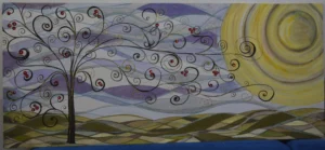 Albero stilizzato con rami a spirale, frutti rossi e un grande sole giallo su sfondo di colline e cielo color lavanda.