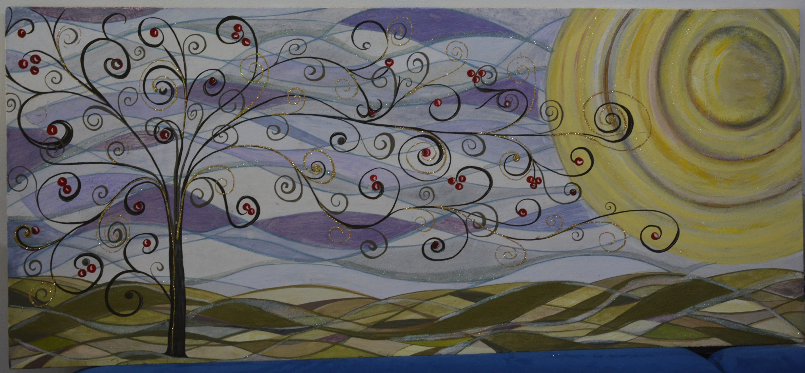 Albero stilizzato con rami a spirale, frutti rossi e un grande sole giallo su sfondo di colline e cielo color lavanda.