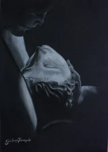 Un disegno a pastelli morbidi su cartoncino nero che ritrae un dettaglio ravvicinato del celebre bacio tra Amore e Psiche. L'opera gioca su un forte contrasto chiaroscurale (chiaroscuro), dove le figure emergono dall'oscurità profonda attraverso sfumature di bianco e grigio ghiaccio.