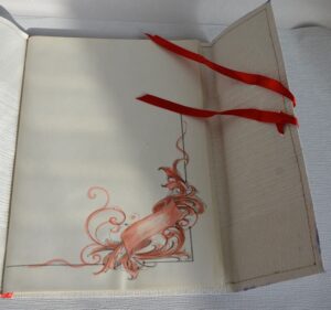 Dettaglio interno quaderno con carta da parati e carta riciclata