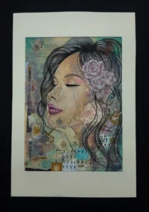 Ritratto di una figura femminile in equilibrio tra sogno e realtà. Uso del collage di recupero, creando un ritratto intimo e collettivo