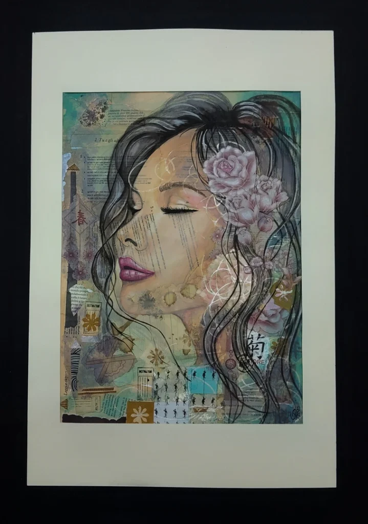 Ritratto di una figura femminile in equilibrio tra sogno e realtà. Uso del collage di recupero, creando un ritratto intimo e collettivo