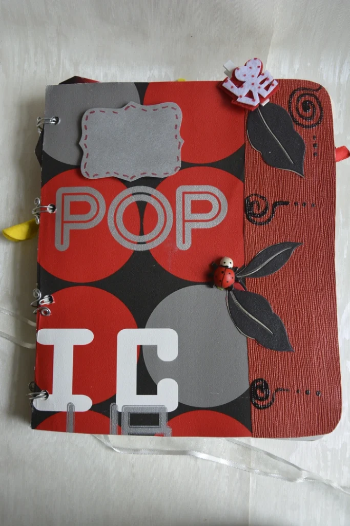 Album con carta da parati rosso e nero