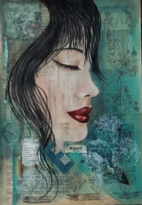 Dipinto e collage 'Oltre il silenzio' di Giulianart Provenzale, ritratto femminile di profilo su fogli di libro ingialliti e toni verde smeraldo